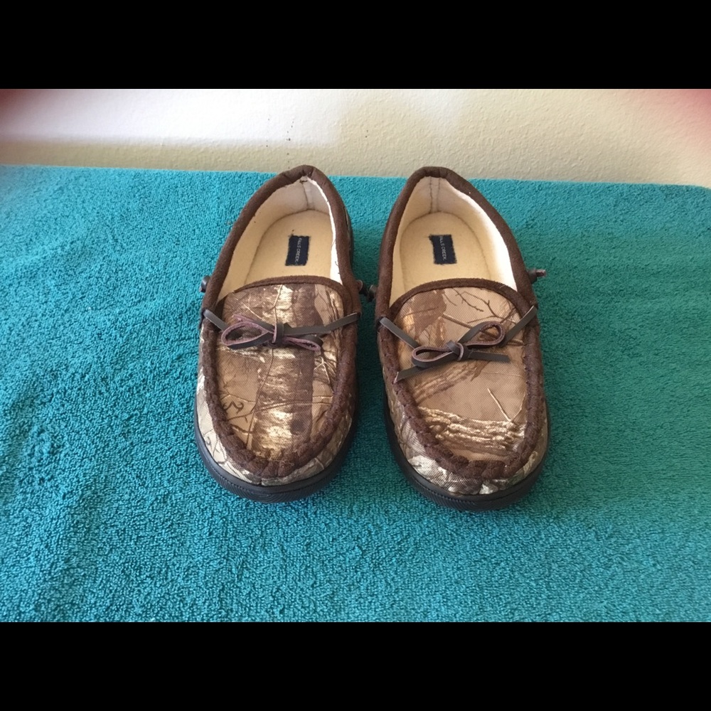 Boys house slippers size 5